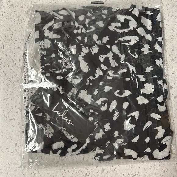 Lulus Yana Black and White Leopard Print Tie-Front Shorts
NWT S - Picture 8 of 8